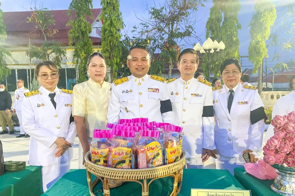 ภาพประกอบข่าว ศธจ.นครราชสีมา ร่วมพิธีเจริญพระพุทธมนต์และทำบุญตักบาตร เนื่องในวันที่ระลึกพระบาทสมเด็จพระ…