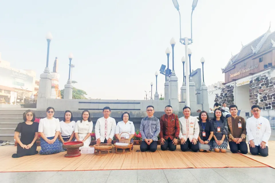ภาพประกอบข่าว ศธจ.นครราชสีมา ร่วมกิจกรรมทำบุญตักบาตรสัญจร “โคราชนุ่งผ้าไทย นั่งสาด ตักบาตรวันพุธ”…