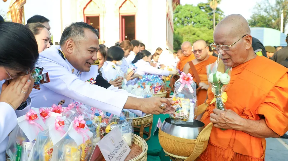 ภาพประกอบข่าว ศธจ.นครราชสีมา ร่วมพิธีสวดพระพุทธมนต์และทำบุญตักบาตรถวายพระราชกุศล…