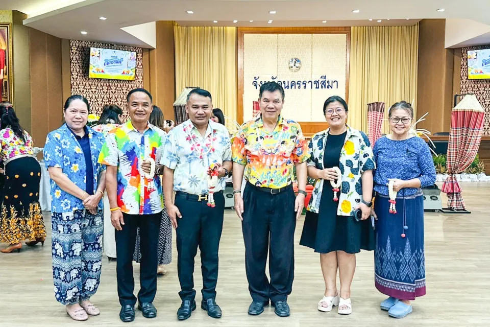 ภาพประกอบข่าว ศธจ.นครราชสีมา ร่วมพิธีสรงน้ำพระพุทธรูป และร่วมรดน้ำขอพร ผวจ.นครราชสีมา…