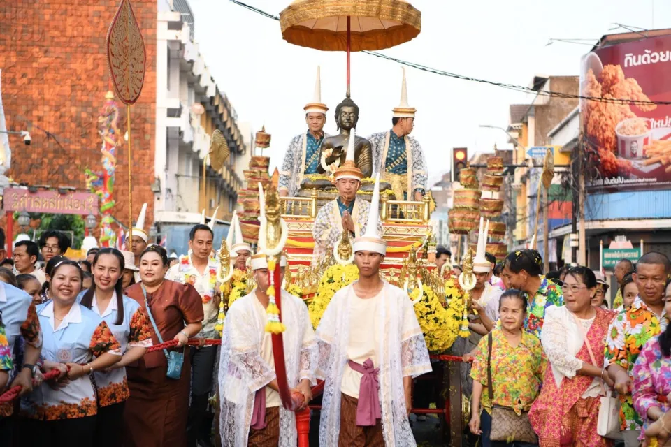 ภาพประกอบข่าว ศธจ.นครราชสีมา ร่วมพิธีบวงสรวง พิธีอัญเชิญ พิธีเจริญพระพุทธมนต์สมโภชพระคันธารราฐ