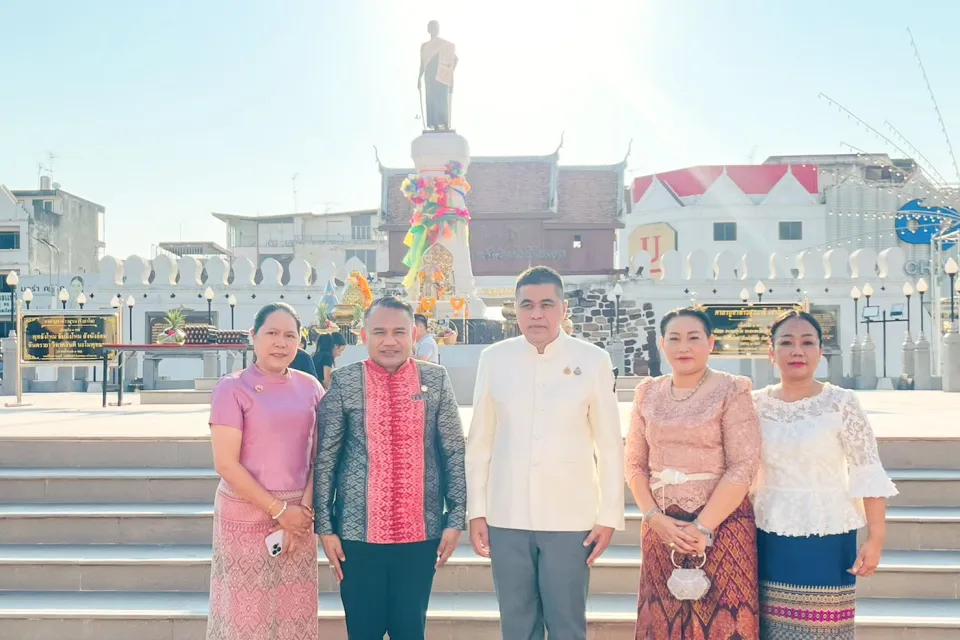 ภาพประกอบข่าว ศธจ.นครราชสีมา ร่วมพิธีทำบุญตักบาตร และสรงน้ำพระสงฆ์ เนื่องในวันขึ้นปีใหม่ไทย