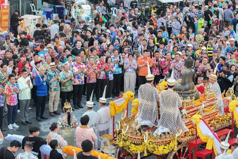 ภาพประกอบข่าว ศธจ.นครราชสีมา ร่วมพิธีเปิดงานสืบสานประเพณี แห่พระคันธารราฐลอดซุ้มประตูเมือง