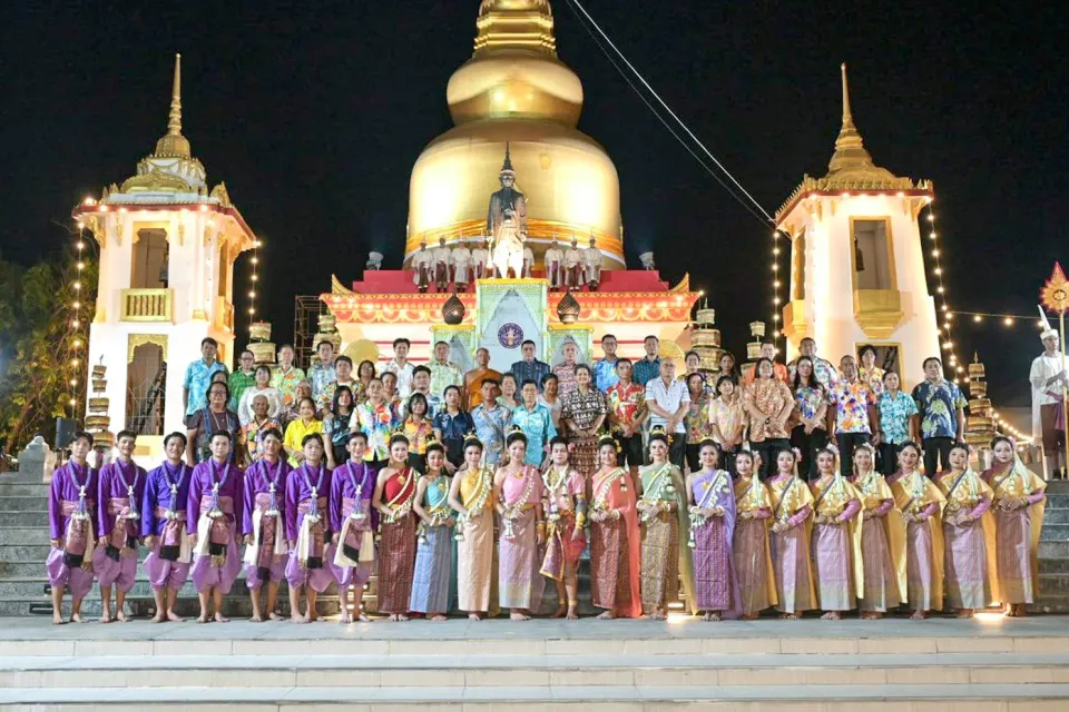 ภาพประกอบข่าว ศธจ.นครราชสีมา ร่วมพิธีอัญเชิญพระคันธารราฐเข้าสู่พระเจดีย์ และพิธีห่มผ้าพระเจดีย์