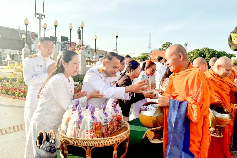 ภาพประกอบข่าว ศธจ.นครราชสีมา ร่วมพิธีเจริญพระพุทธมนต์และทำบุญตักบาตรถวายพระราชกุศล สมเด็จพระนางเจ้า ฯ…