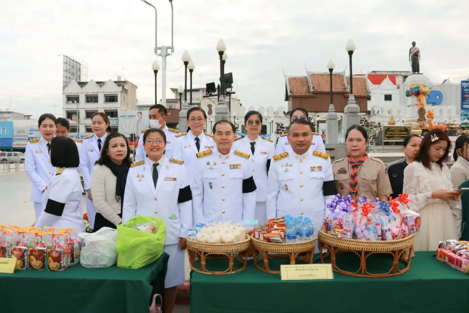 ภาพประกอบข่าว ศธจ.นครราชสีมา ร่วมพิธีทำบุญตักบาตร เนื่องในวันคล้ายวันสวรรคตครบ 100 ปี…