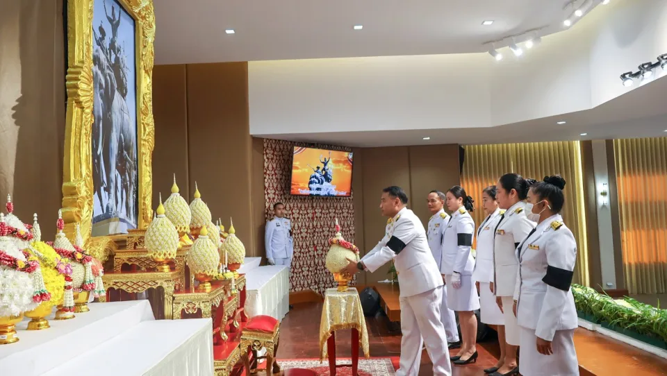 ภาพประกอบข่าว ศธจ.นครราชสีมา ร่วมประกอบพิธีวางพานพุ่มดอกไม้ถวายราชสักการะ…